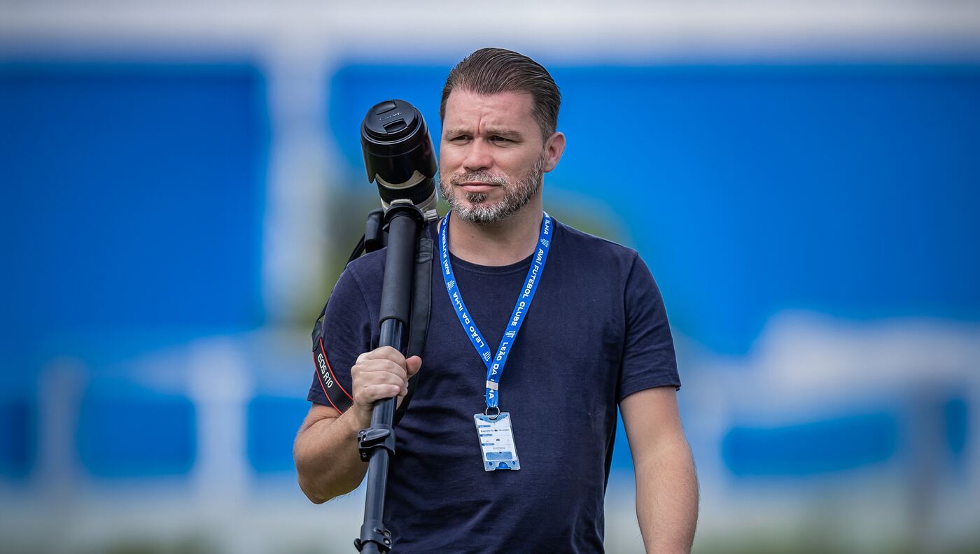 Leandro Boeira com câmera no ombro