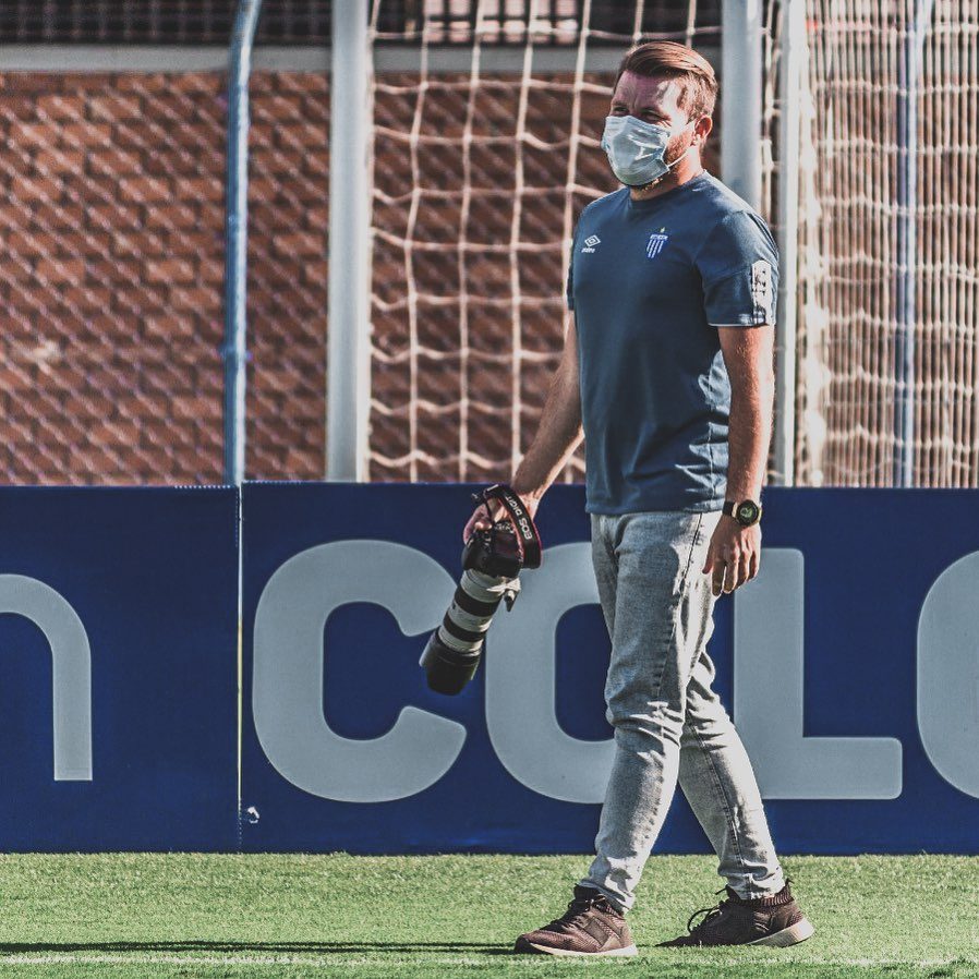 Leandro caminhando na beira do campo